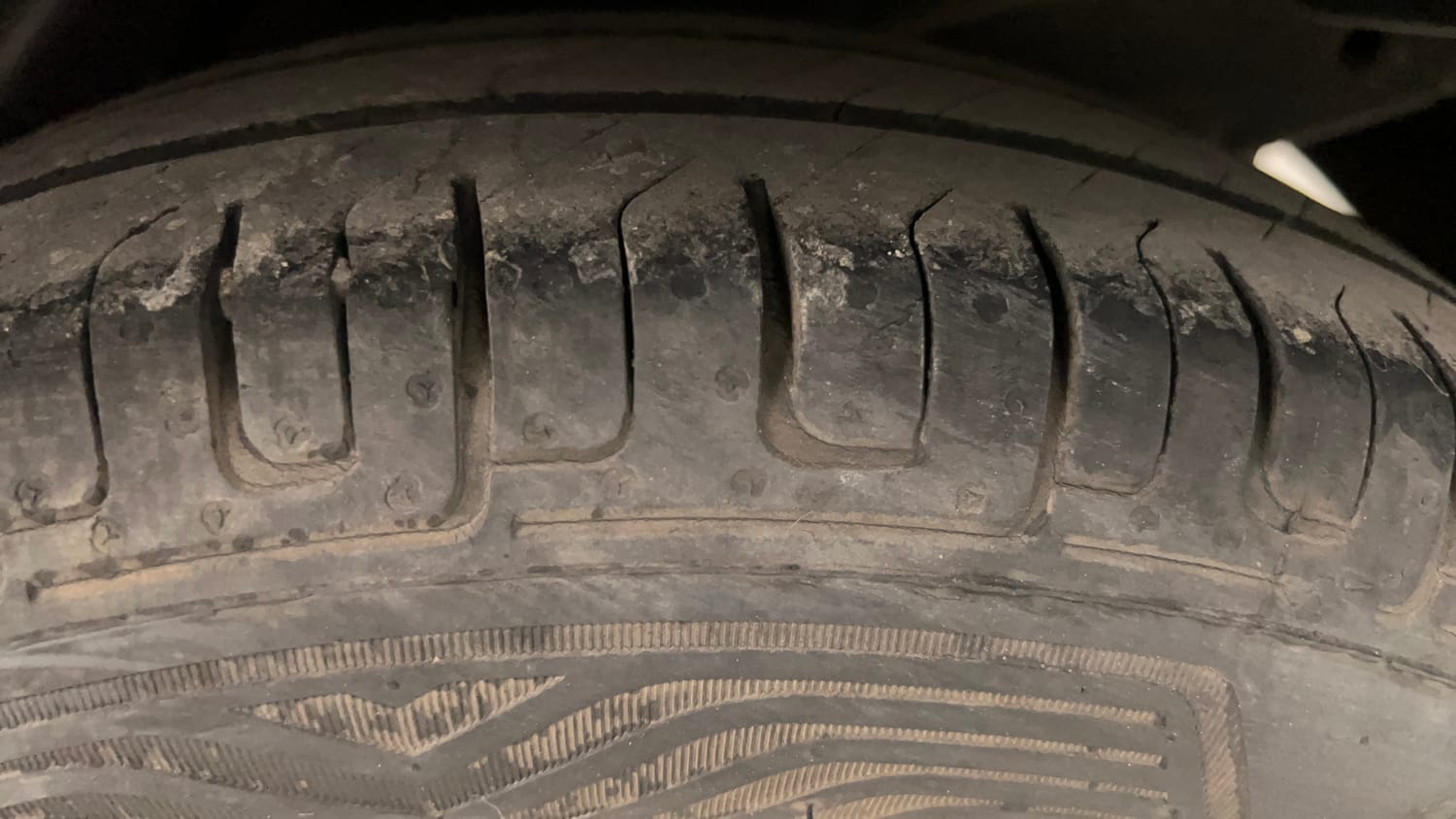 Used 2015 Hyundai i10 Sportz 1.1 iRDE2 Petrol Manual tyres LEFT REAR TYRE TREAD VIEW