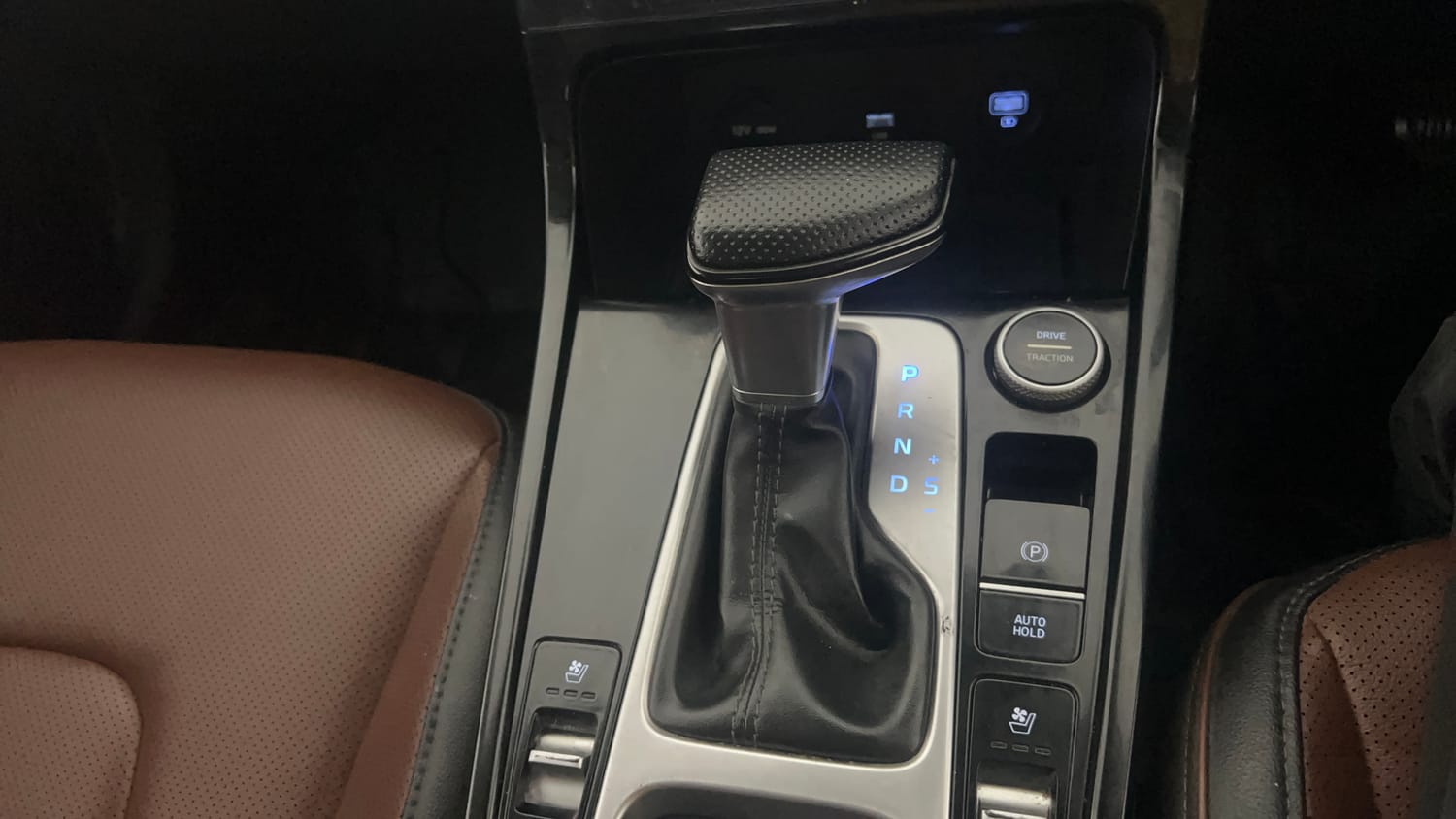Used 2022 Hyundai Alcazar Signature (O) 7 Seater 1.5 Diesel AT Diesel Automatic interior GEAR  KNOB VIEW