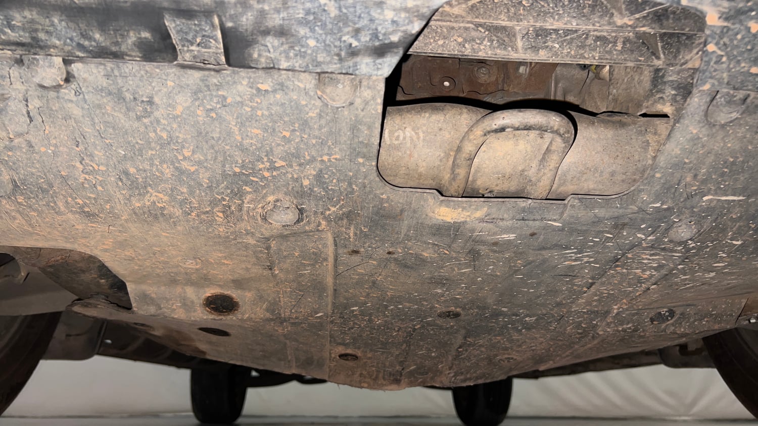 Used 2017 Mahindra XUV500 W10 AT Diesel Automatic extra FRONT LEFT UNDERBODY VIEW