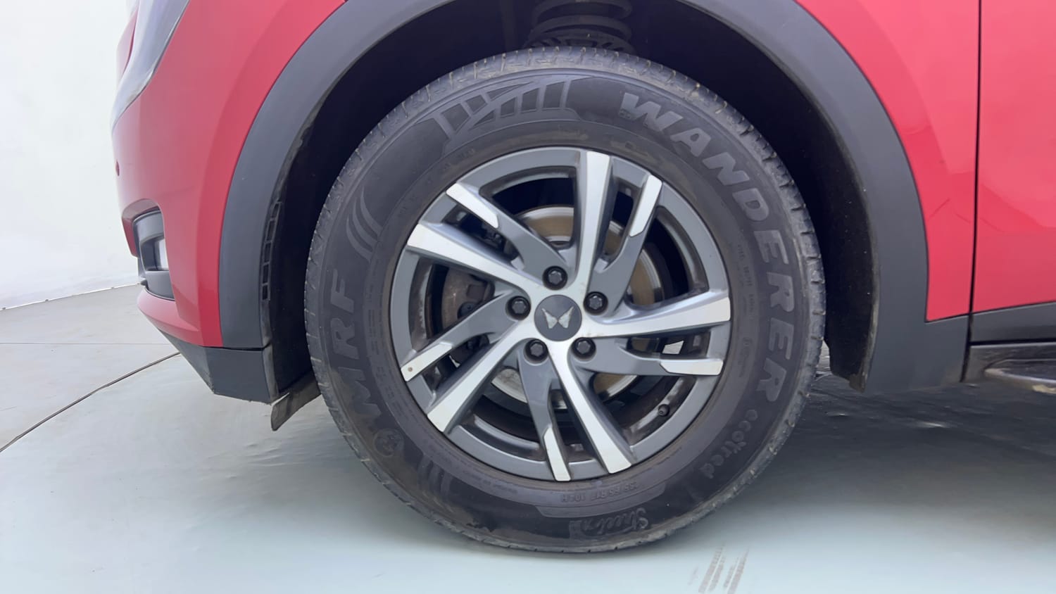 Used 2022 Mahindra XUV700 AX 5 Petrol AT 5 STR Petrol Automatic tyres LEFT FRONT TYRE RIM VIEW