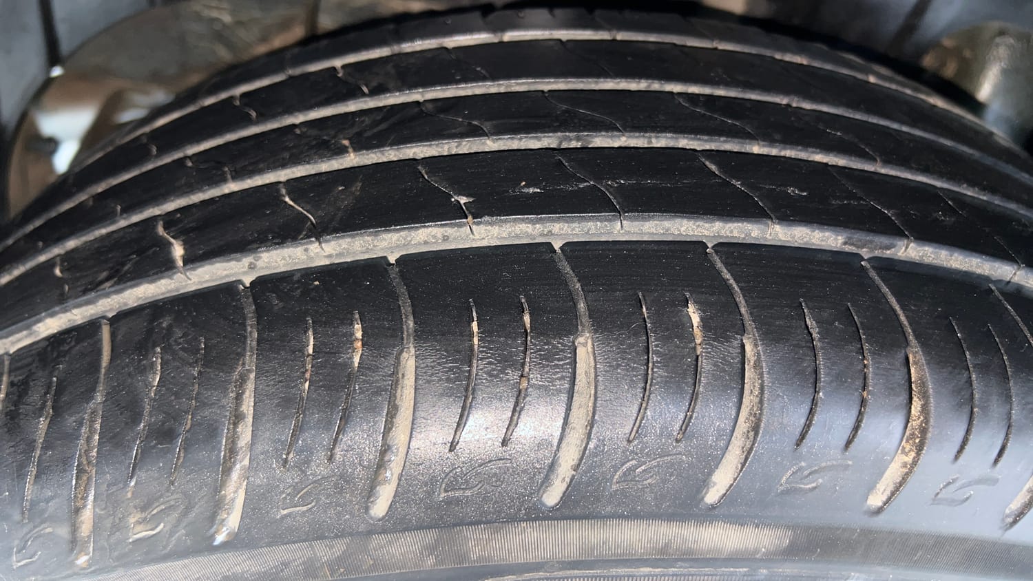 Used 2021 Mahindra XUV 300 W8 1.2 Petrol Petrol Manual tyres RIGHT REAR TYRE TREAD VIEW