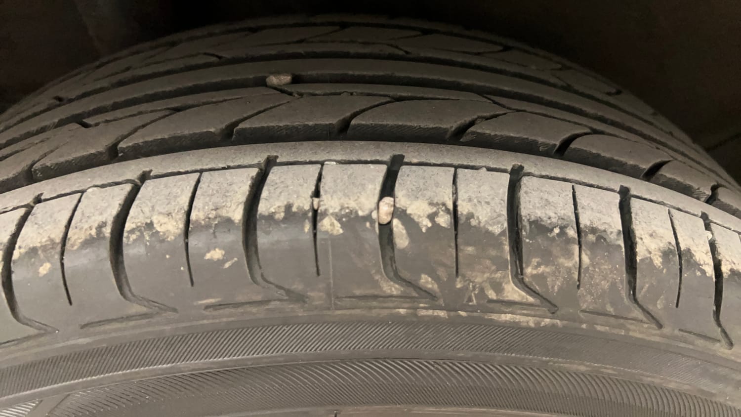 Used 2019 Hyundai Venue SX Plus 1.0 Turbo DCT Petrol Automatic tyres RIGHT REAR TYRE TREAD VIEW