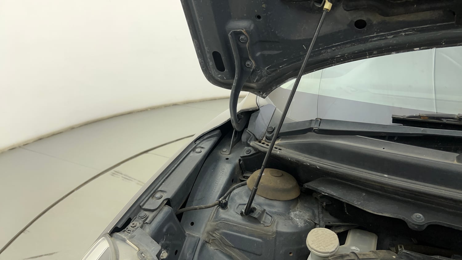 Used 2020 Maruti Suzuki Baleno Zeta Petrol Manual engine ENGINE RIGHT SIDE HINGE & APRON VIEW