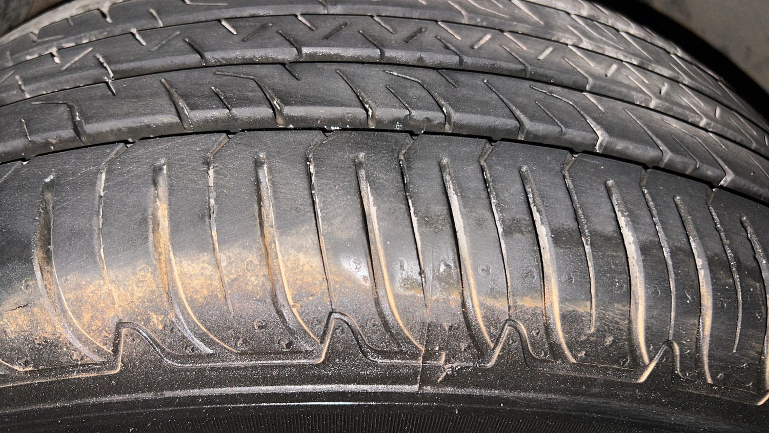 Used 2017 Mahindra XUV500 W10 AT Diesel Automatic tyres LEFT FRONT TYRE TREAD VIEW