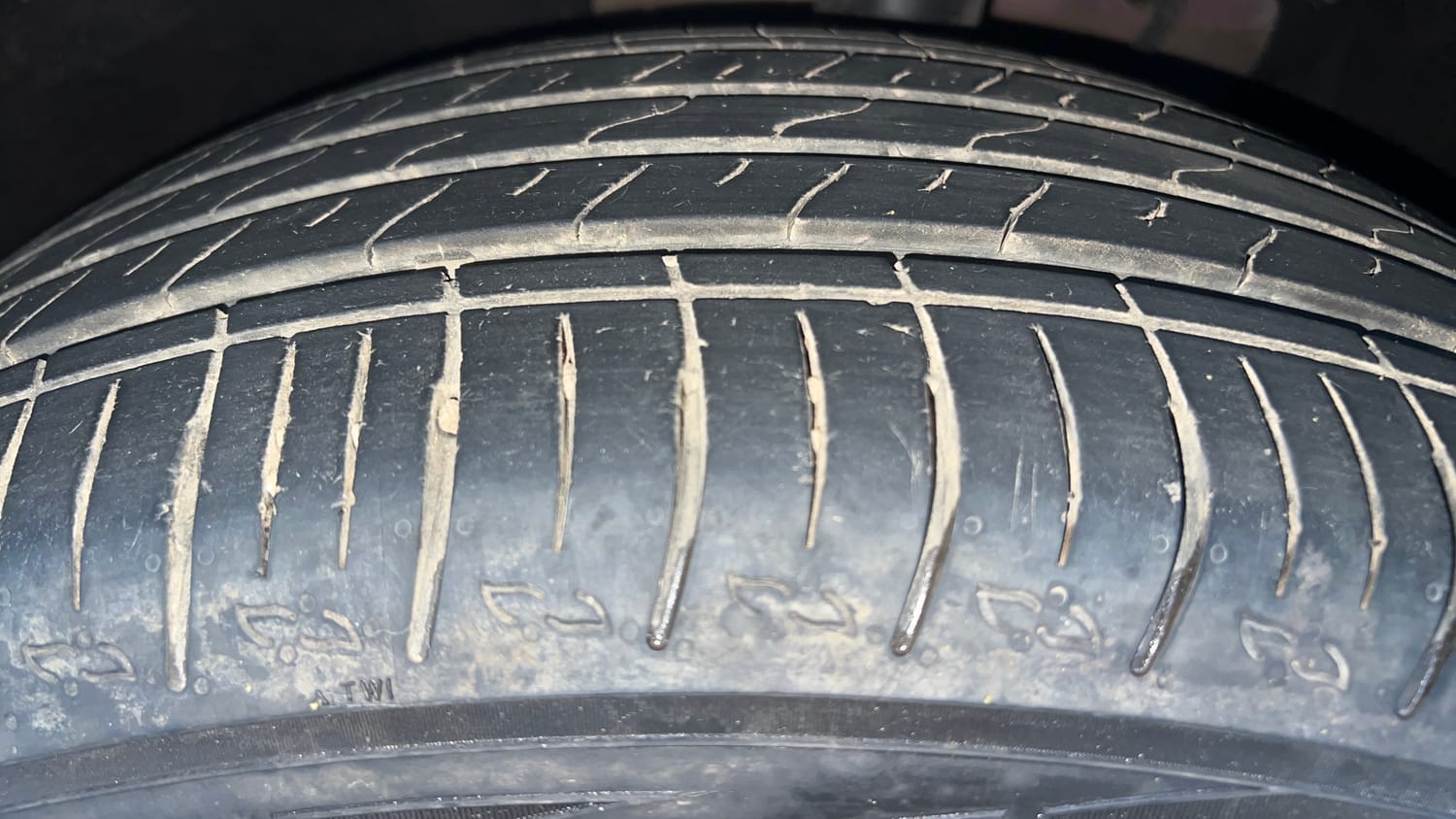 Used 2022 Mahindra XUV700 AX 5 Petrol AT 5 STR Petrol Automatic tyres LEFT FRONT TYRE TREAD VIEW