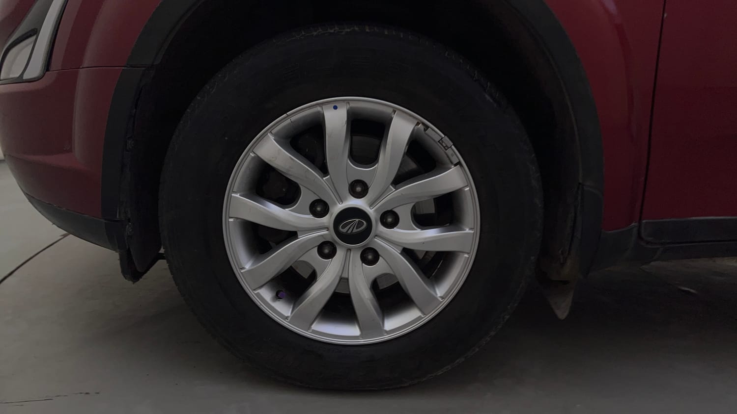 Used 2019 Mahindra XUV500 W9 AT Diesel Automatic tyres LEFT FRONT TYRE RIM VIEW