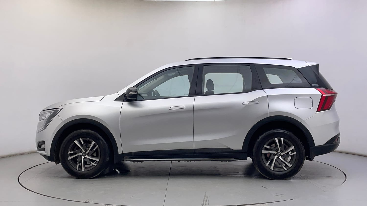 Used 2022 Mahindra XUV700 AX 5 Petrol AT 5 STR Petrol Automatic exterior LEFT SIDE VIEW