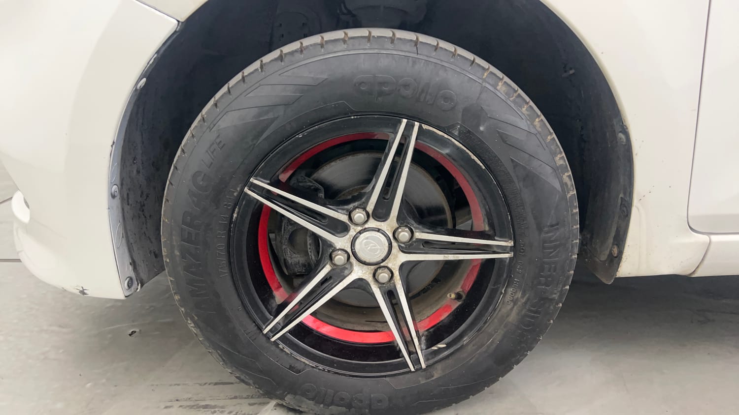 Used 2016 Hyundai Elite i20 Sportz 1.2 Petrol Manual tyres LEFT FRONT TYRE RIM VIEW