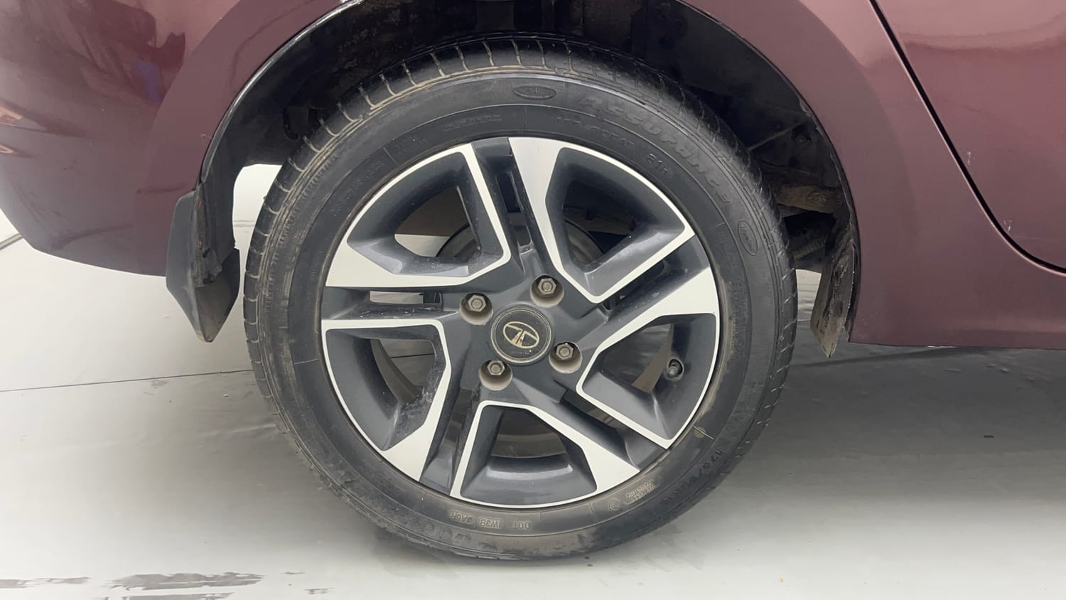 Used 2021 Tata Tigor XZA Plus Petrol Automatic tyres RIGHT REAR TYRE RIM VIEW