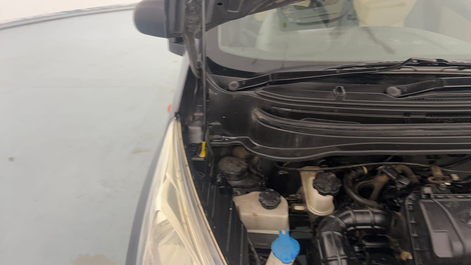 Used 2014 Hyundai Eon Era + Petrol Manual engine ENGINE RIGHT SIDE HINGE & APRON VIEW
