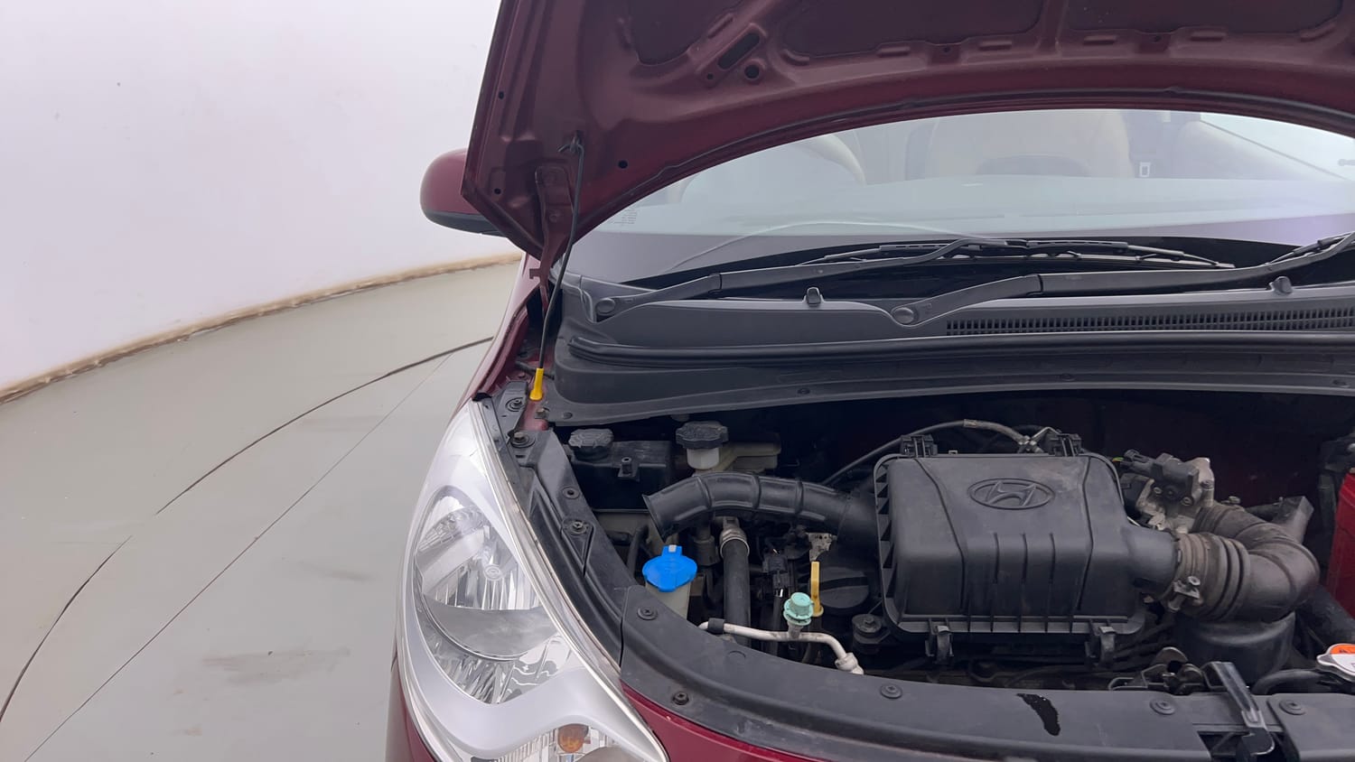 Used 2016 Hyundai i10 Sportz 1.1 iRDE2 Petrol Manual engine ENGINE RIGHT SIDE HINGE & APRON VIEW