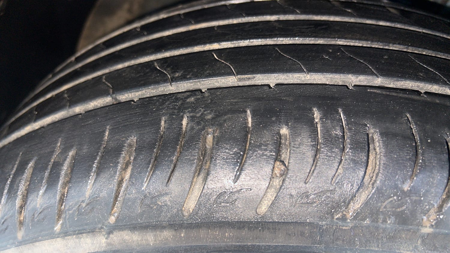 Used 2021 Mahindra XUV 300 W8 1.2 Petrol Petrol Manual tyres RIGHT FRONT TYRE TREAD VIEW
