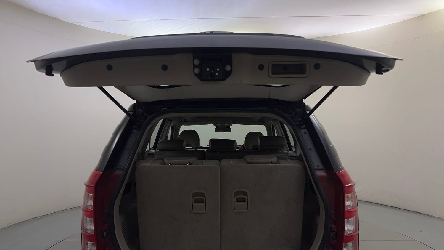 Used 2017 Mahindra XUV500 W10 AT Diesel Automatic interior DICKY DOOR OPEN VIEW