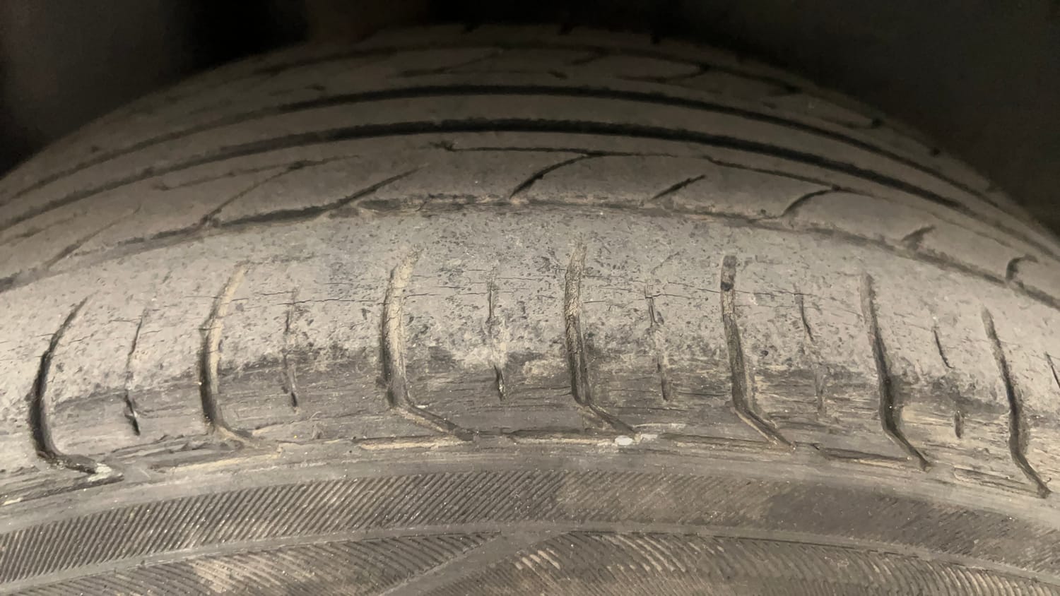 Used 2015 Volkswagen Polo Comfortline 1.2L (P) Petrol Manual tyres RIGHT REAR TYRE TREAD VIEW