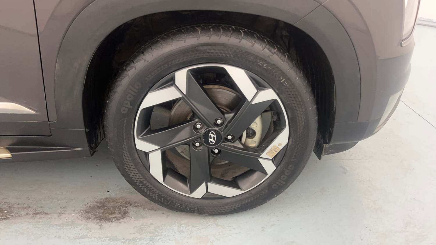 Used 2022 Hyundai Alcazar Signature (O) 7 Seater 1.5 Diesel AT Diesel Automatic tyres RIGHT FRONT TYRE RIM VIEW