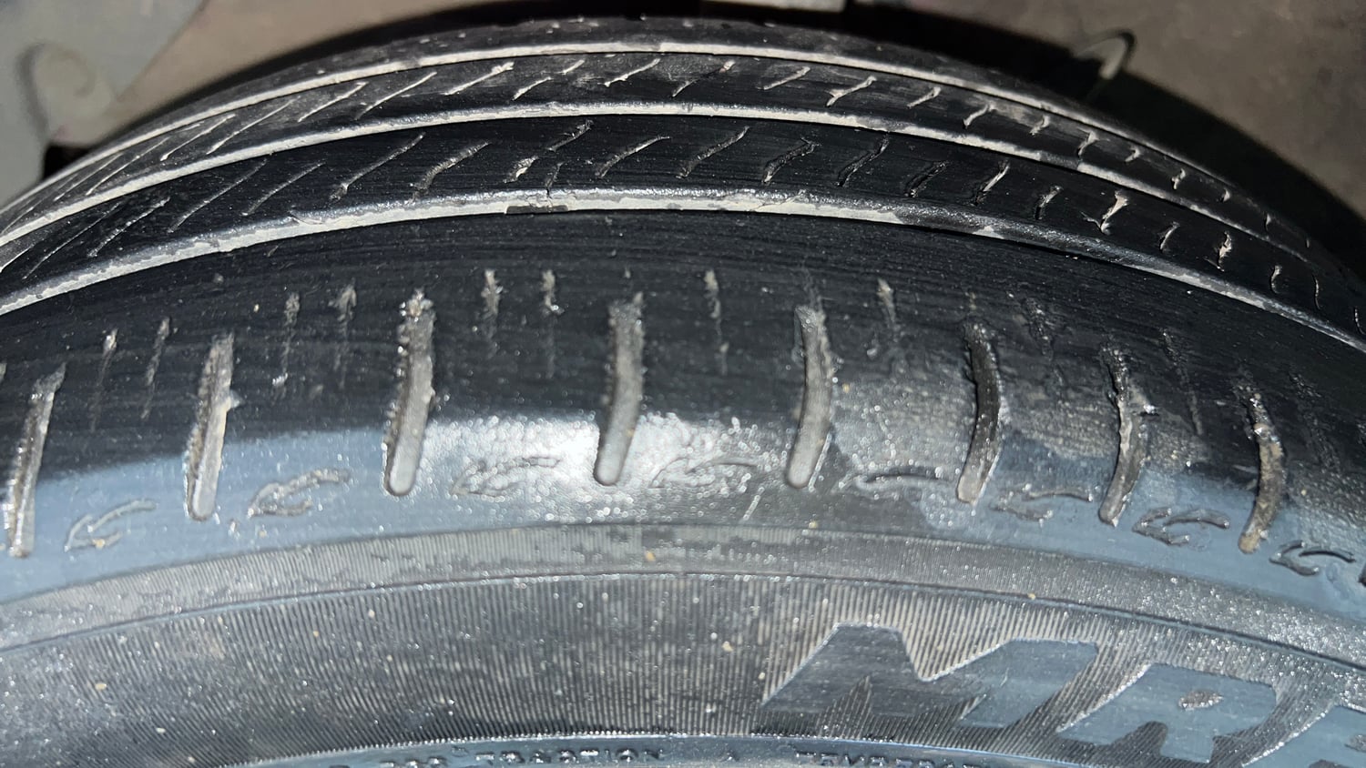 Used 2022 Hyundai Aura SX Plus 1.2 AMT Petrol Petrol Automatic tyres LEFT FRONT TYRE TREAD VIEW