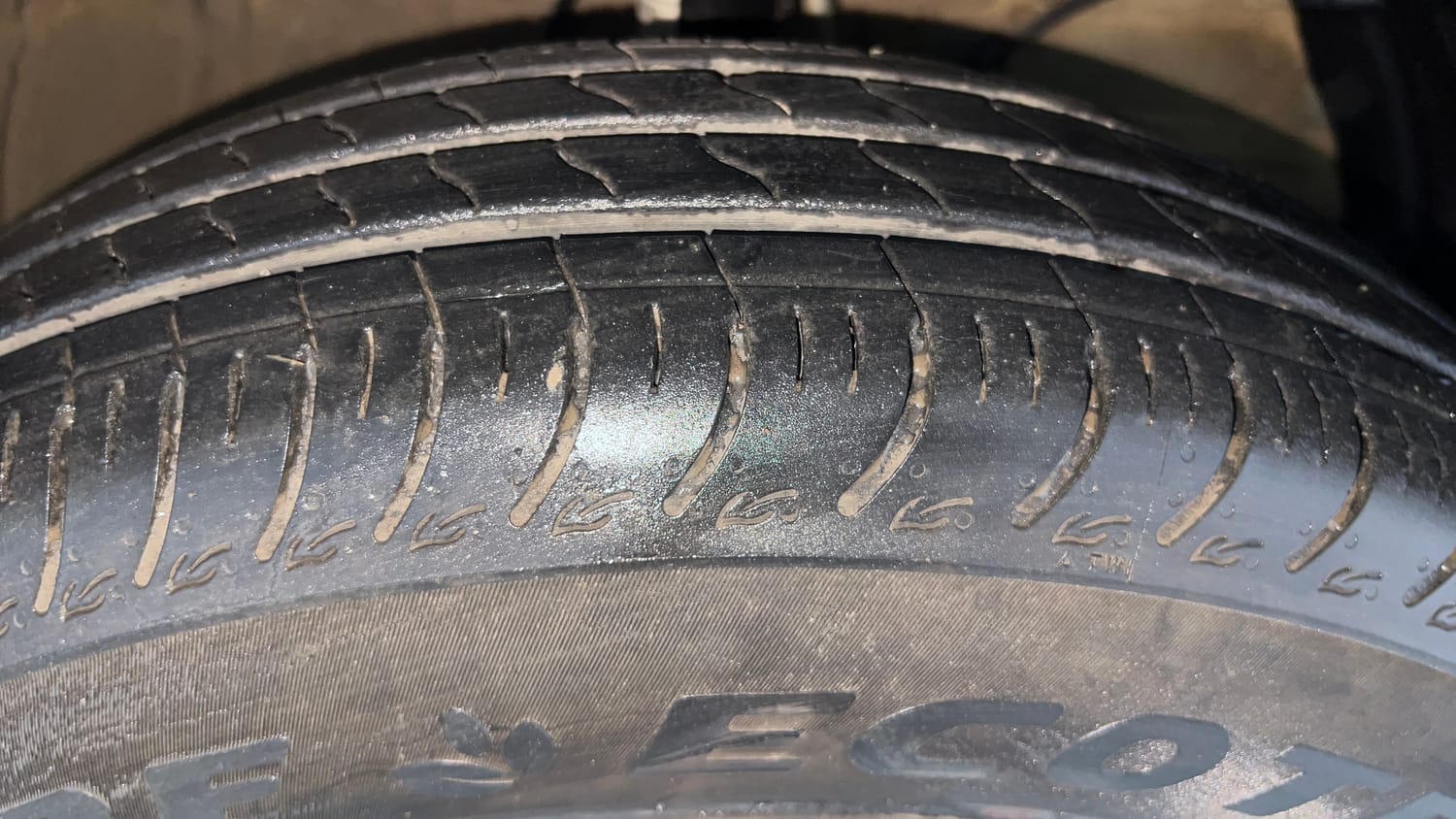 Used 2025 Maruti Suzuki Swift VXi AMT Petrol Automatic tyres RIGHT FRONT TYRE TREAD VIEW