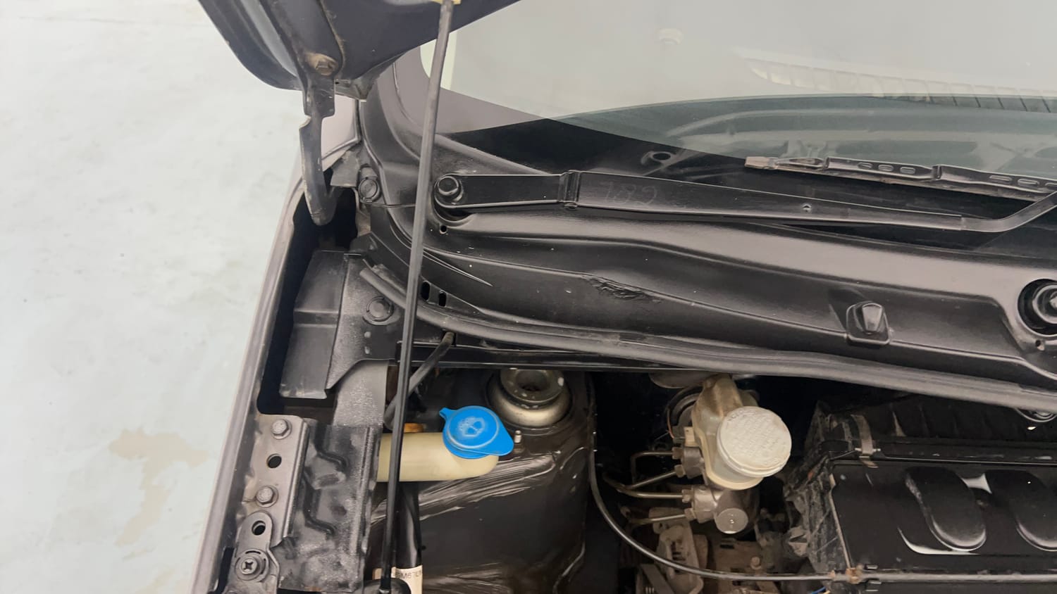 Used 2014 Maruti Suzuki Wagon R LXI Petrol Manual engine ENGINE RIGHT SIDE HINGE & APRON VIEW