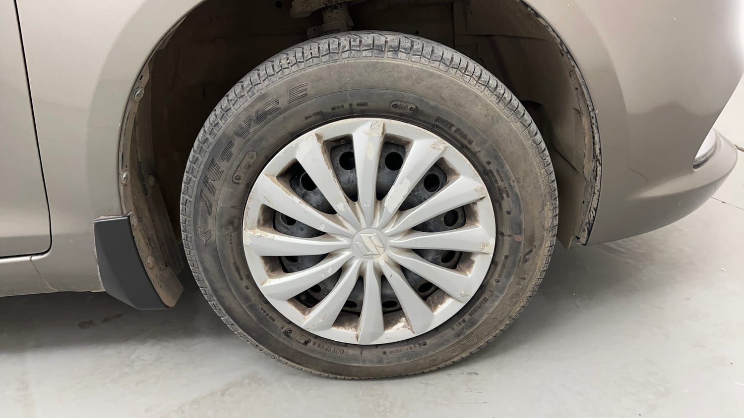 Used 2015 Maruti Suzuki Swift Dzire VXI Petrol Manual tyres RIGHT FRONT TYRE RIM VIEW