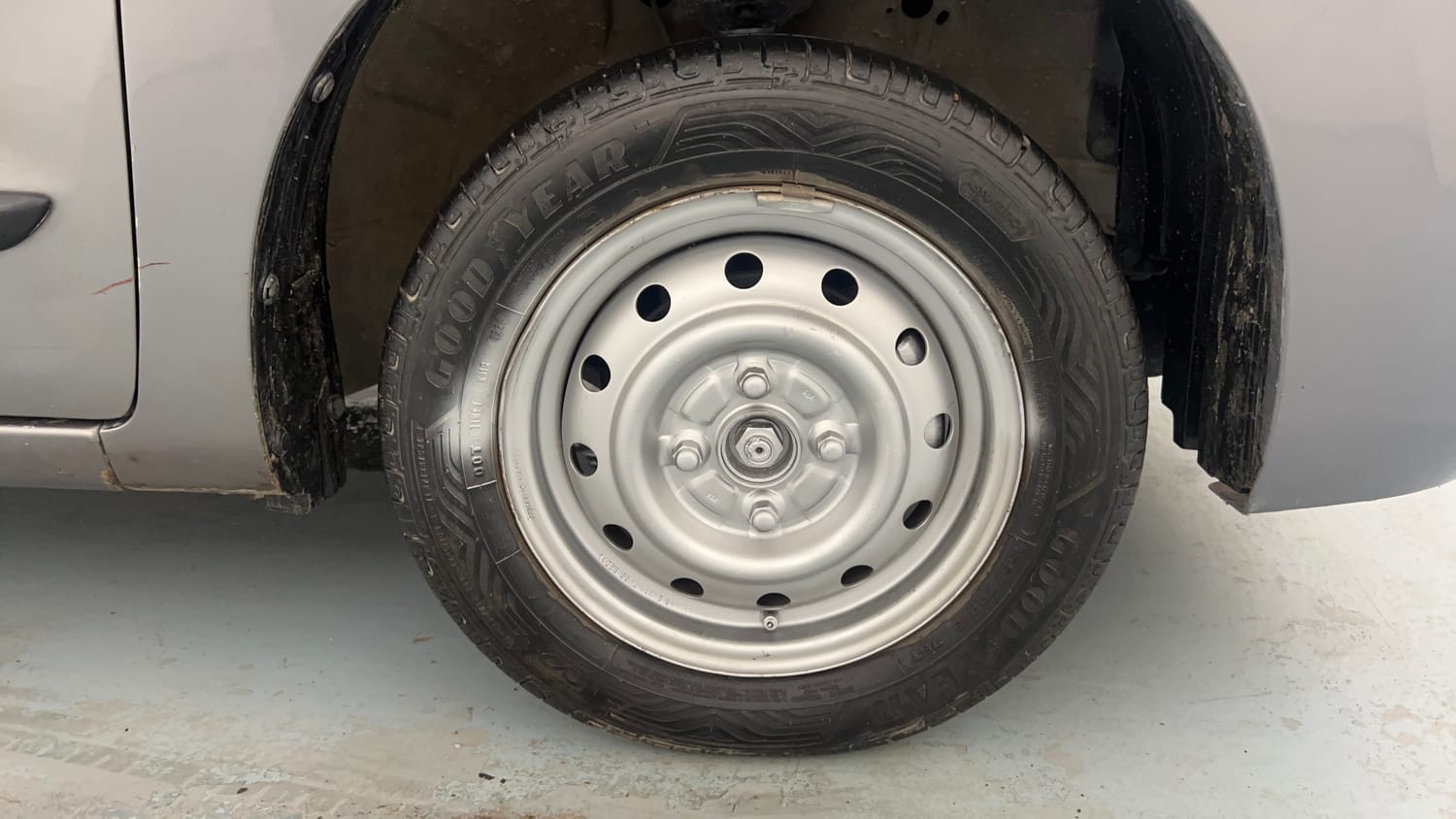 Used 2014 Maruti Suzuki Wagon R LXI Petrol Manual tyres RIGHT FRONT TYRE RIM VIEW