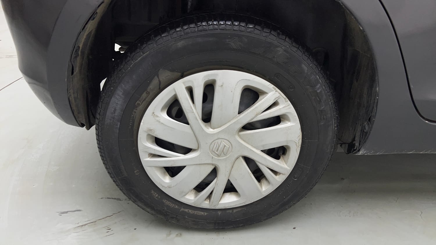 Used 2015 Maruti Suzuki Swift VXi Petrol Manual tyres RIGHT REAR TYRE RIM VIEW