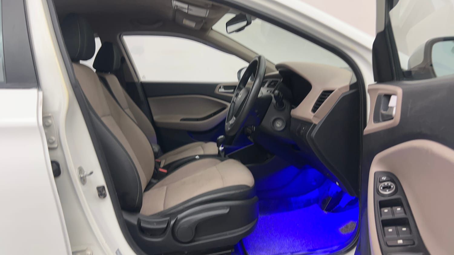 Used 2016 Hyundai Elite i20 Sportz 1.2 Petrol Manual interior RIGHT SIDE FRONT DOOR CABIN VIEW