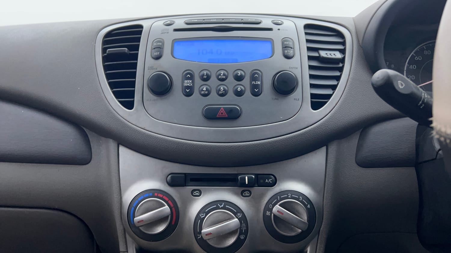 Used 2016 Hyundai i10 Sportz 1.1 iRDE2 Petrol Manual interior MUSIC SYSTEM & AC CONTROL VIEW