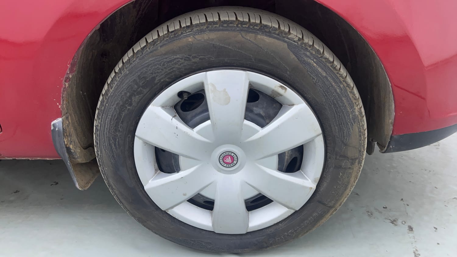 Used 2015 Tata Zest XMS Petrol Petrol Manual tyres RIGHT FRONT TYRE RIM VIEW