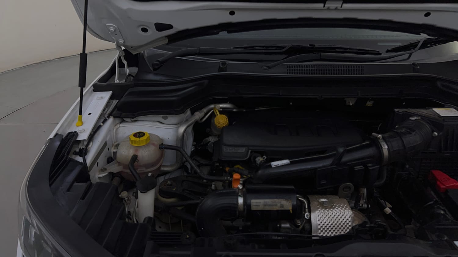 Used 2024 Mahindra XUV 300 W8 (O) 1.2 Petrol Petrol Manual engine ENGINE RIGHT SIDE HINGE & APRON VIEW