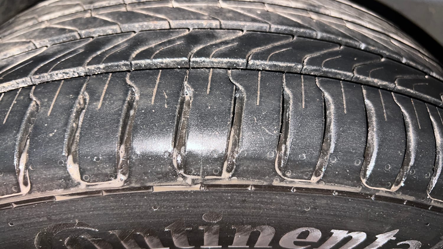 Used 2023 Volkswagen Taigun Topline 1.0 TSI AT Petrol Automatic tyres RIGHT FRONT TYRE TREAD VIEW