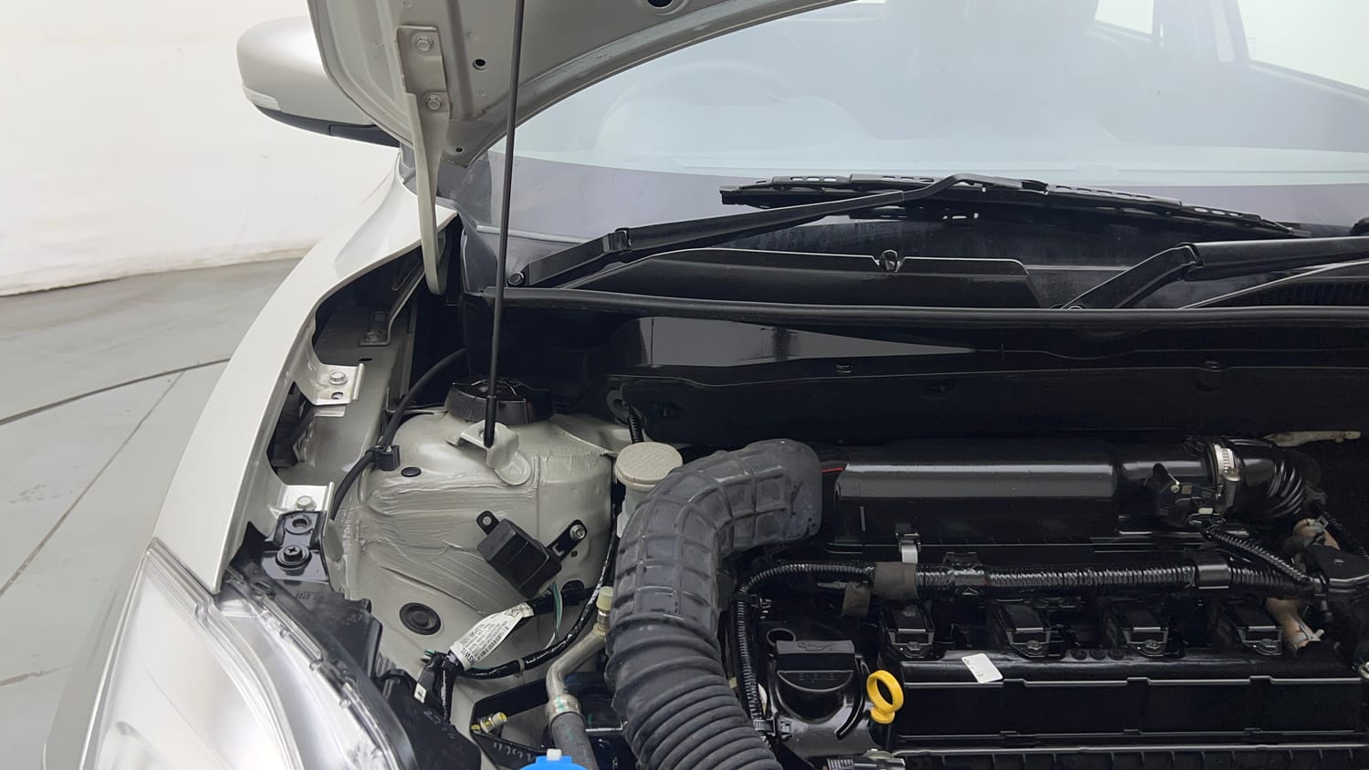Used 2022 Maruti Suzuki Swift VXi Petrol Manual engine ENGINE RIGHT SIDE HINGE & APRON VIEW