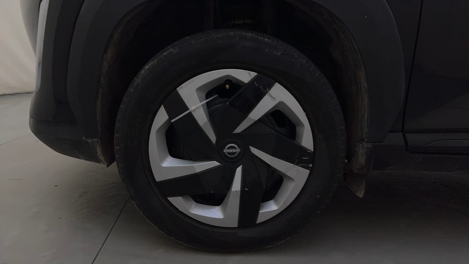 Used 2024 Nissan Magnite XL AMT Petrol Automatic tyres LEFT FRONT TYRE RIM VIEW