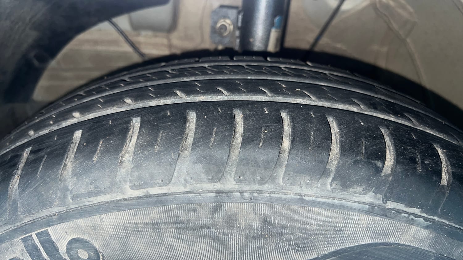 Used 2022 Maruti Suzuki Swift VXi Petrol Manual tyres LEFT FRONT TYRE TREAD VIEW