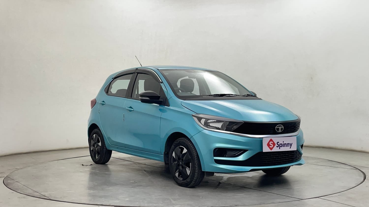 Used 2025 Tata Tiago XT Petrol Manual exterior RIGHT FRONT CORNER VIEW