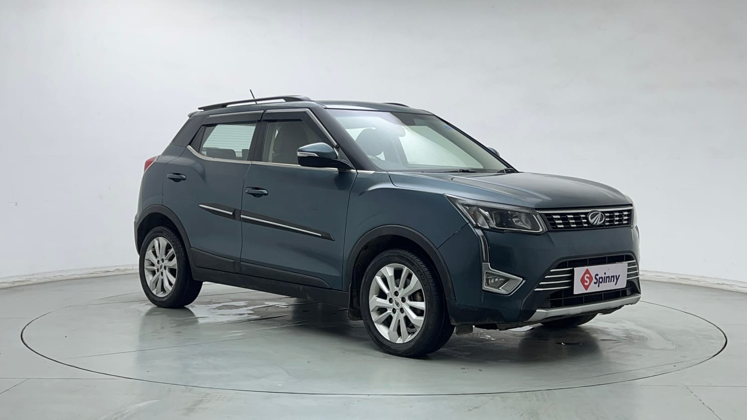 Used 2021 Mahindra XUV 300 W8 1.2 Petrol Petrol Manual exterior RIGHT FRONT CORNER VIEW