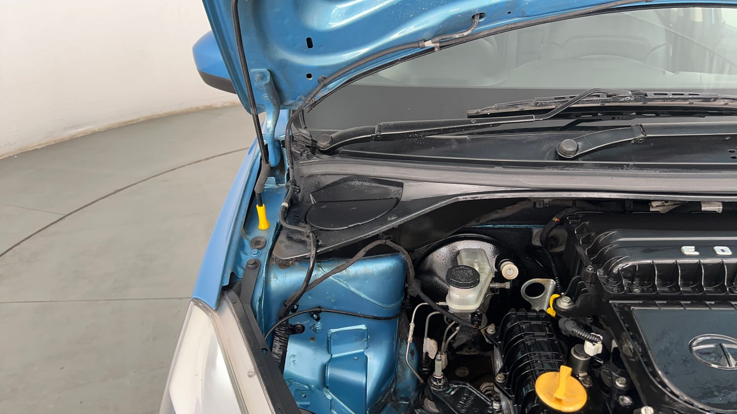 Used 2017 Tata Tiago Revotron XT Petrol Manual engine ENGINE RIGHT SIDE HINGE & APRON VIEW