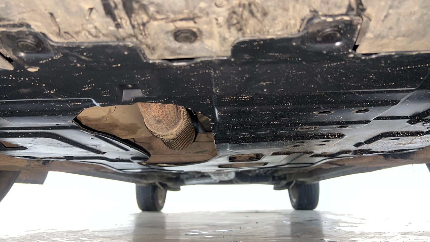 Used 2021 Mahindra XUV 300 W8 1.2 Petrol Petrol Manual extra FRONT LEFT UNDERBODY VIEW