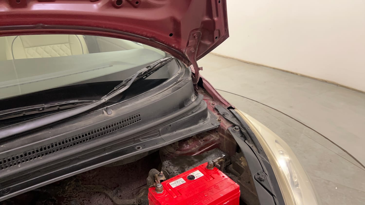 Used 2015 Hyundai i10 Sportz 1.1 iRDE2 Petrol Manual engine ENGINE LEFT SIDE HINGE & APRON VIEW