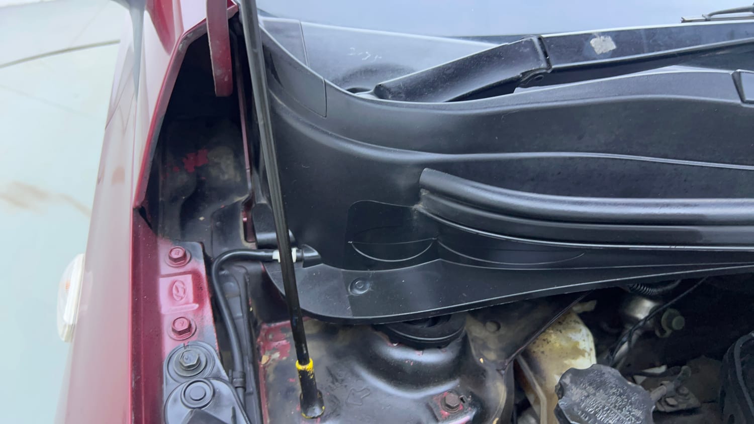 Used 2014 Hyundai Grand i10 Magna 1.2 Kappa VTVT Petrol Manual engine ENGINE RIGHT SIDE HINGE & APRON VIEW