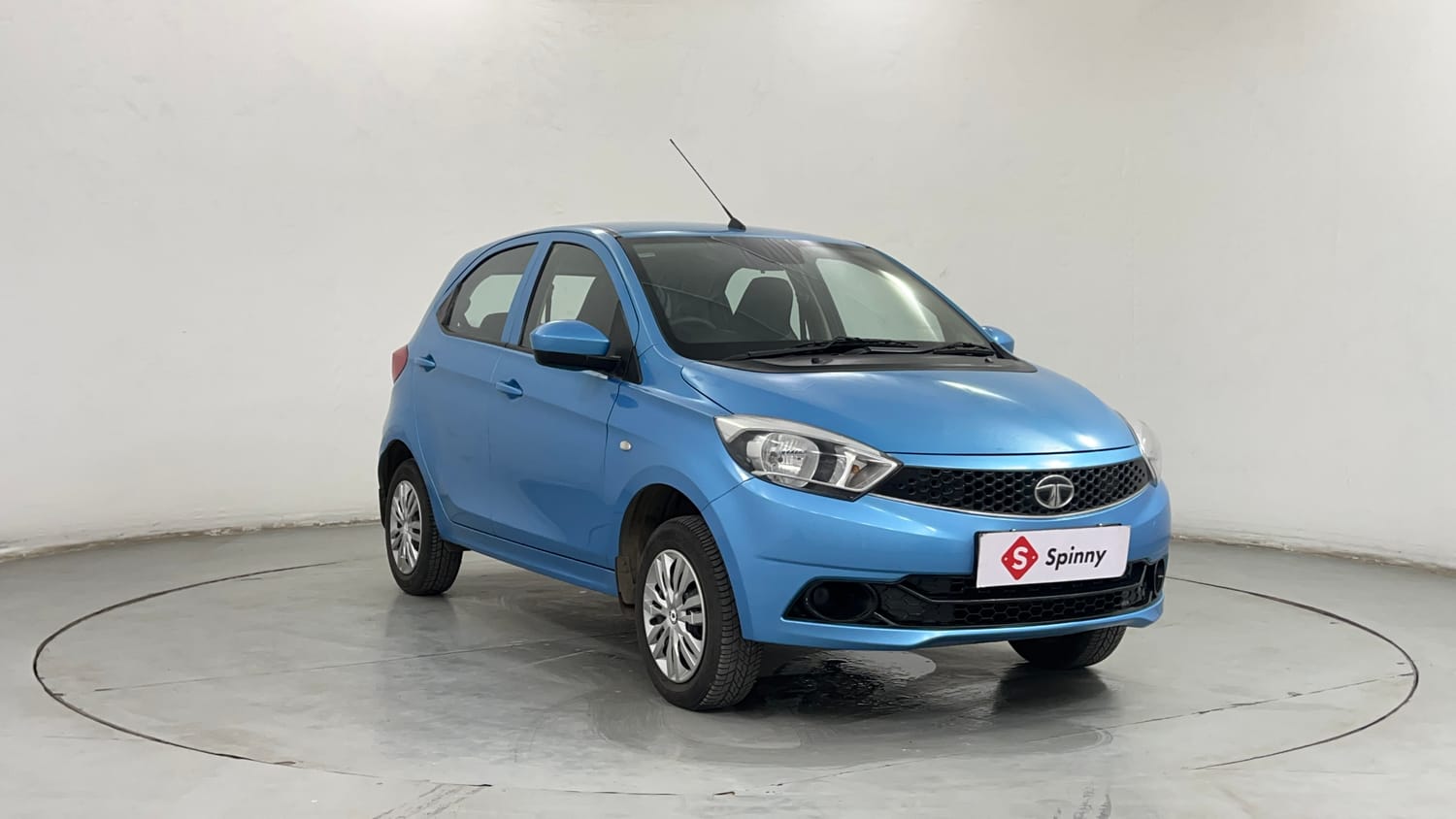 Used 2017 Tata Tiago Revotron XT Petrol Manual exterior RIGHT FRONT CORNER VIEW