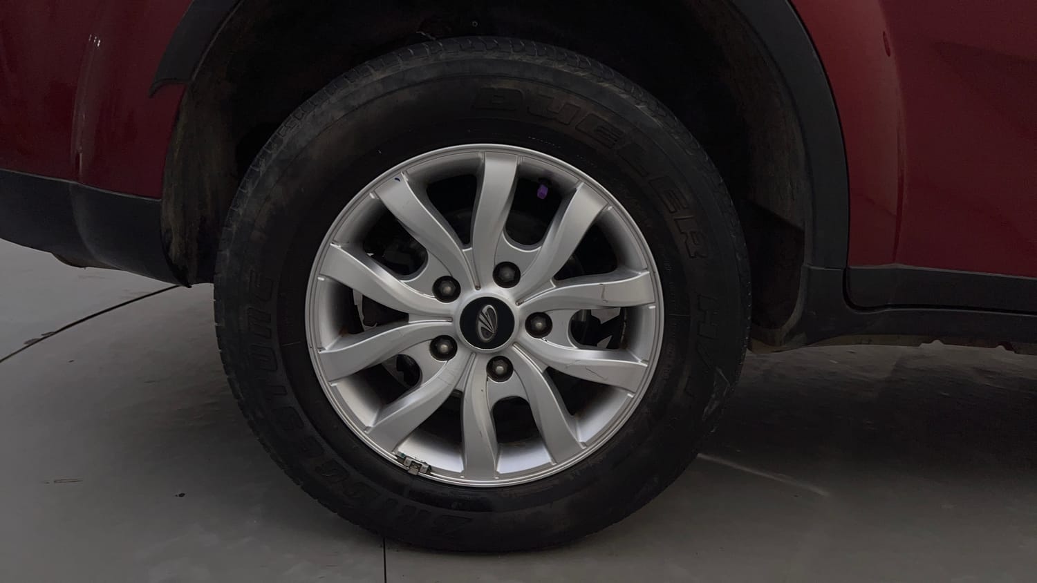 Used 2019 Mahindra XUV500 W9 AT Diesel Automatic tyres RIGHT REAR TYRE RIM VIEW