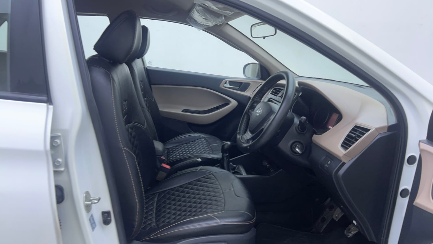 Used 2019 Hyundai Elite i20 Sportz Plus 1.2 Petrol Manual interior RIGHT SIDE FRONT DOOR CABIN VIEW
