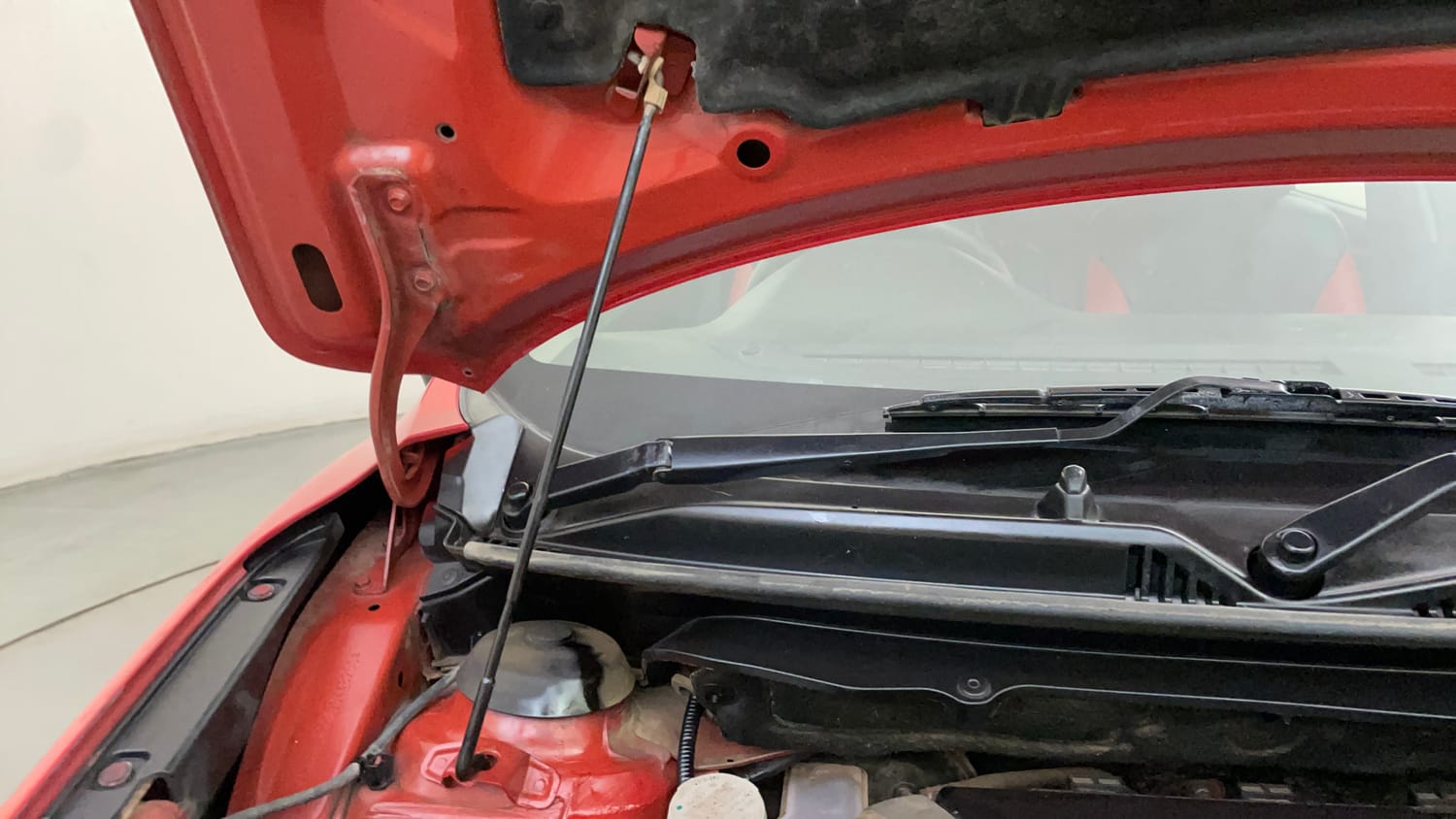 Used 2018 Maruti Suzuki Baleno Delta 1.2 Petrol Manual engine ENGINE RIGHT SIDE HINGE & APRON VIEW