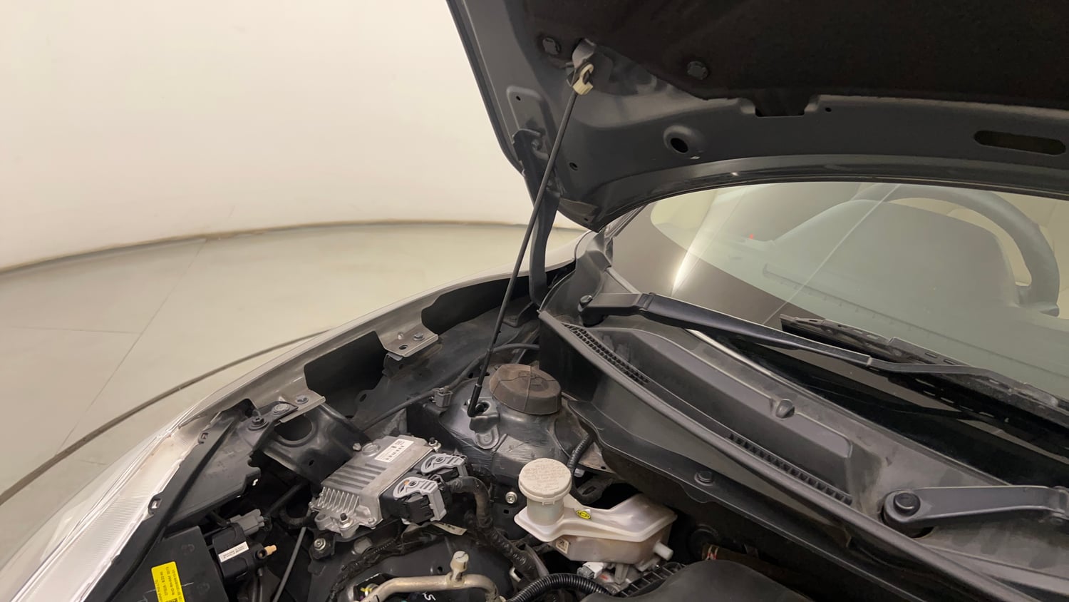 Used 2022 Maruti Suzuki Dzire ZXi CNG Cng Manual engine ENGINE RIGHT SIDE HINGE & APRON VIEW