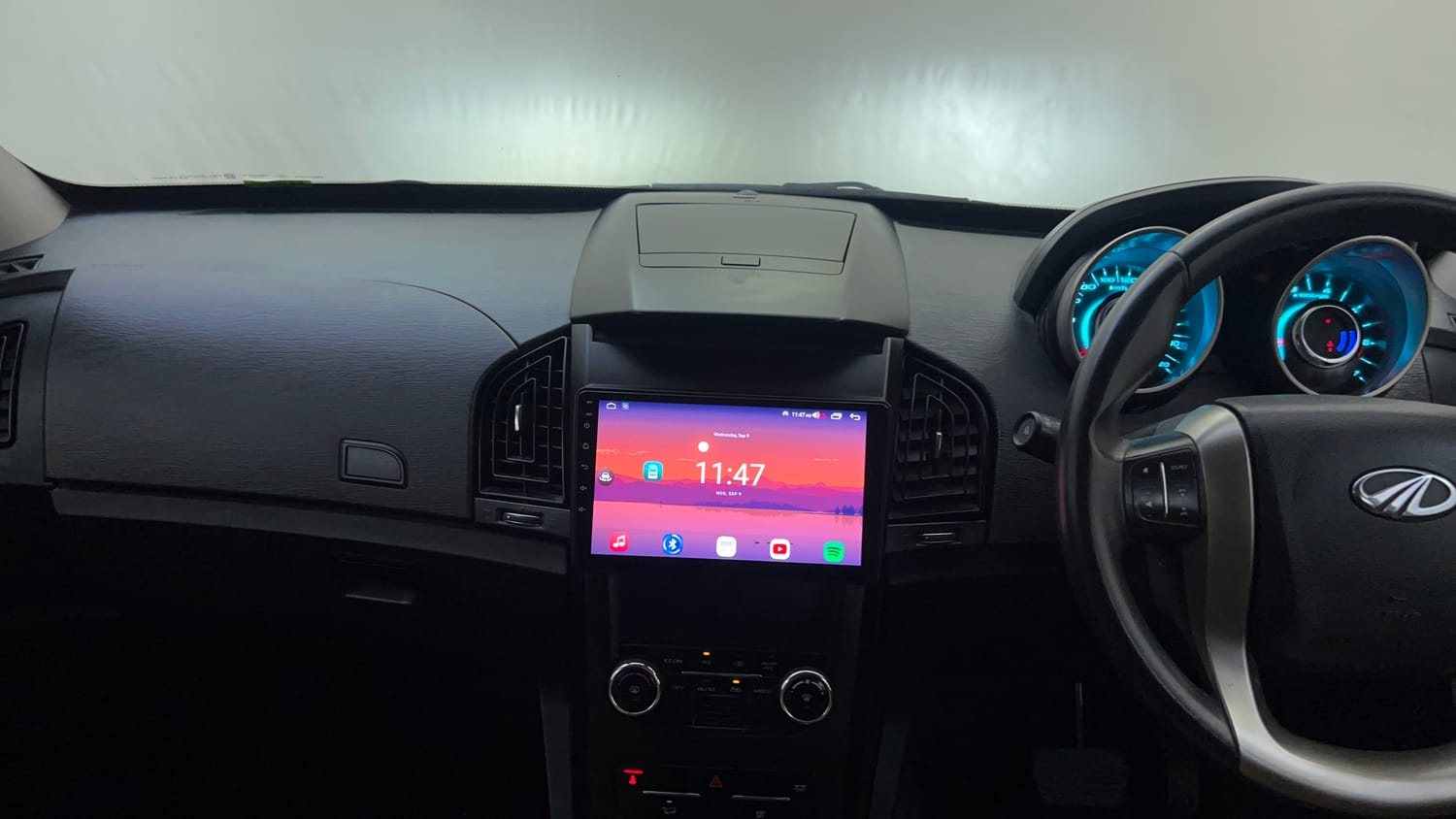 Used 2019 Mahindra XUV500 W9 AT Diesel Automatic interior MUSIC SYSTEM & AC CONTROL VIEW