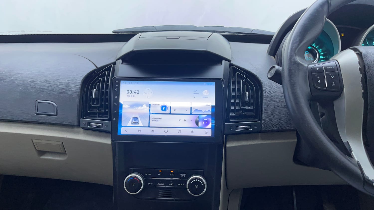 Used 2016 Mahindra XUV500 W10 AT Diesel Automatic interior MUSIC SYSTEM & AC CONTROL VIEW