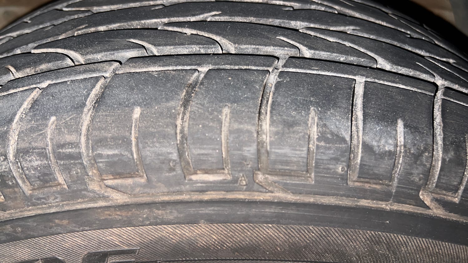 Used 2024 Mahindra XUV 300 W8 (O) 1.2 Petrol Petrol Manual tyres LEFT FRONT TYRE TREAD VIEW