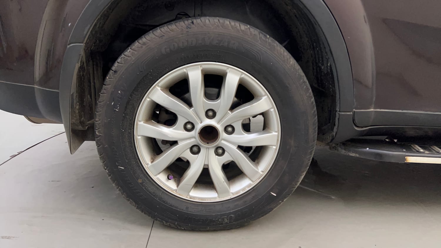 Used 2017 Mahindra XUV500 W10 AT Diesel Automatic tyres RIGHT REAR TYRE RIM VIEW