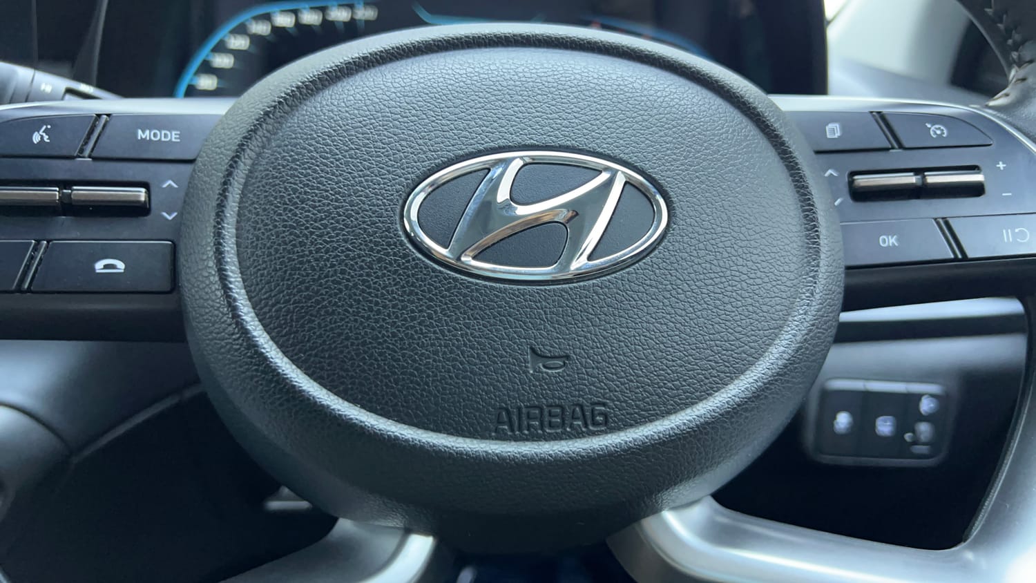 Used 2022 Hyundai i20 Asta (O) 1.2 IVT Petrol Automatic top_features Airbags