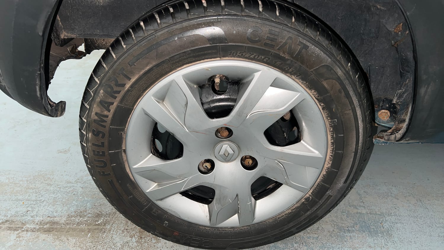 Used 2021 Renault Kwid RXT 1.0 AMT Opt Petrol Automatic tyres RIGHT REAR TYRE RIM VIEW